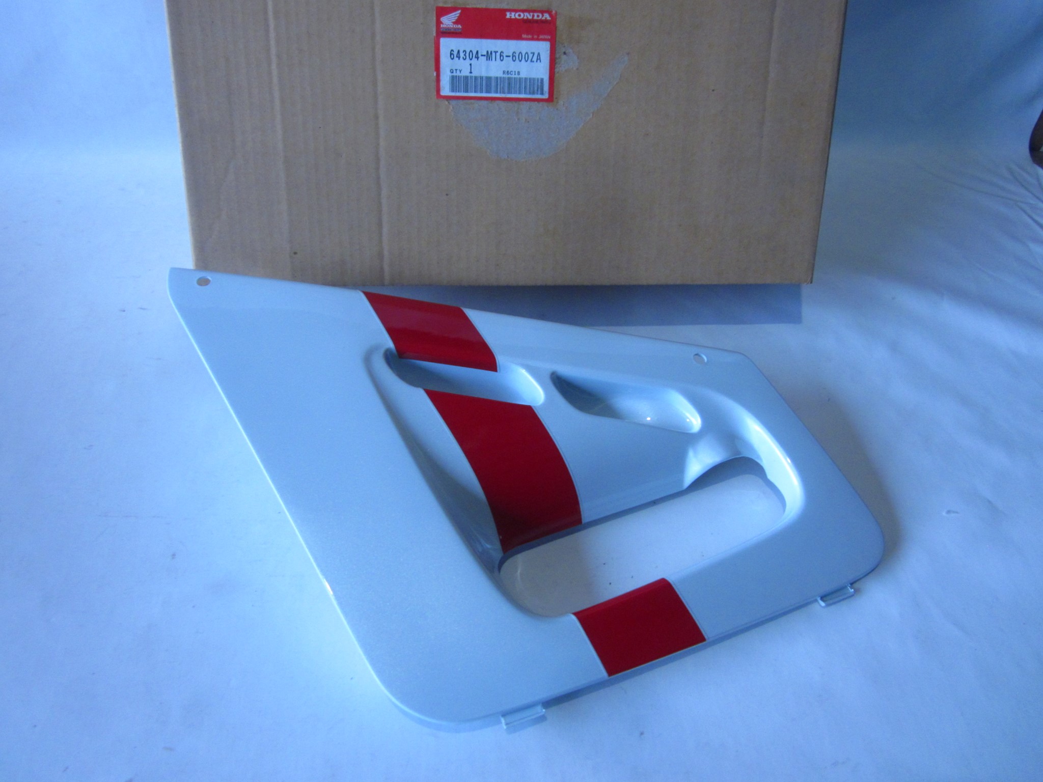Picture of DECKEL SATZ, R. UNTERE  64304-MT6-600ZA  CBR 600 FK