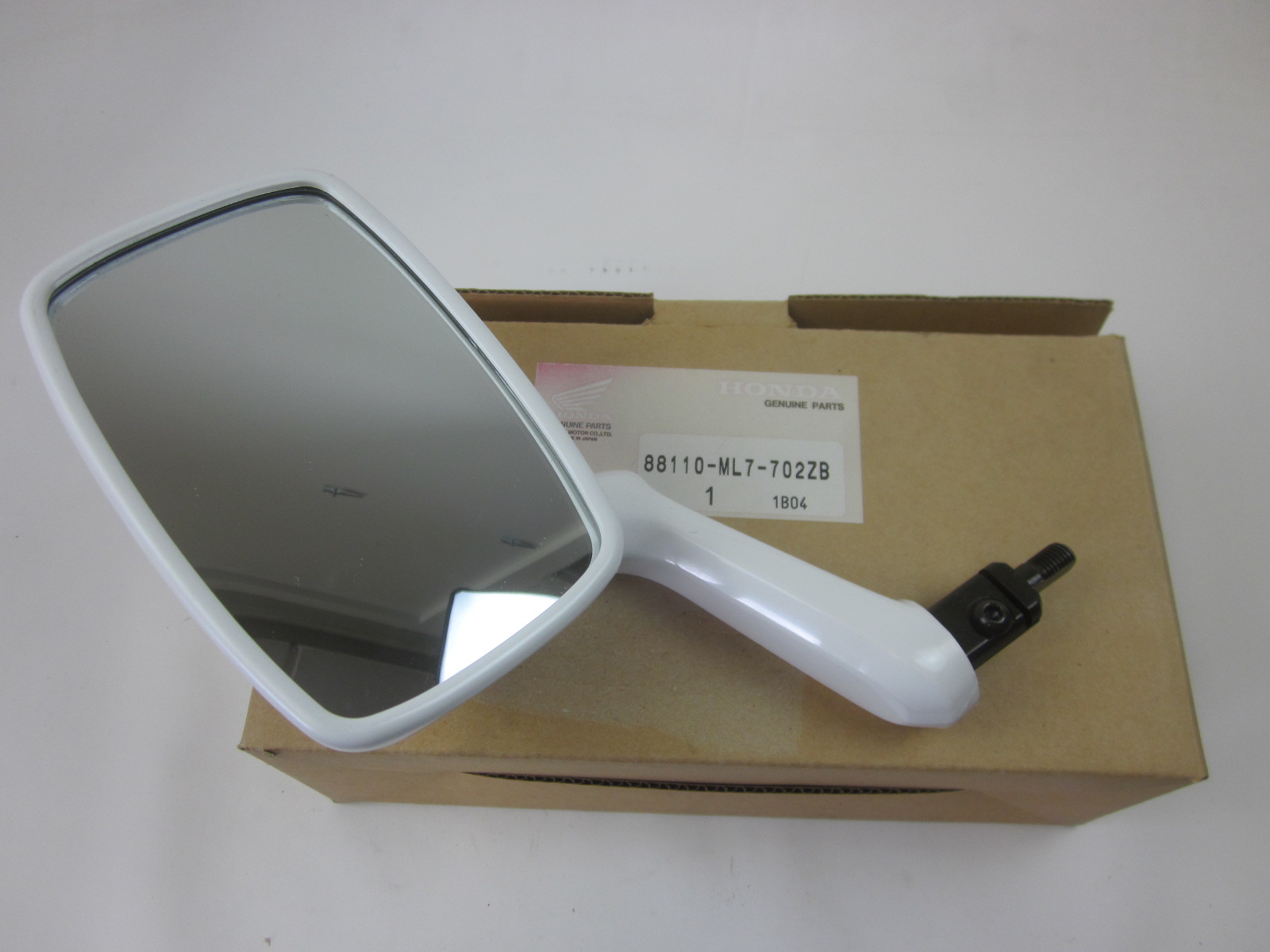 Picture of RUECKSPIEGEL  88110-ML7-702ZB  VTR 750 F