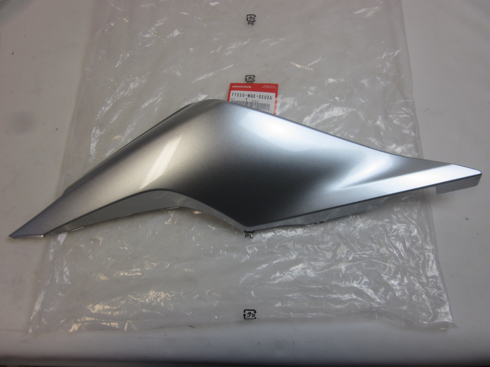 Picture of COWL, R. RR. *NHA30M  77220-MGE-020ZA  VFR1200 FC