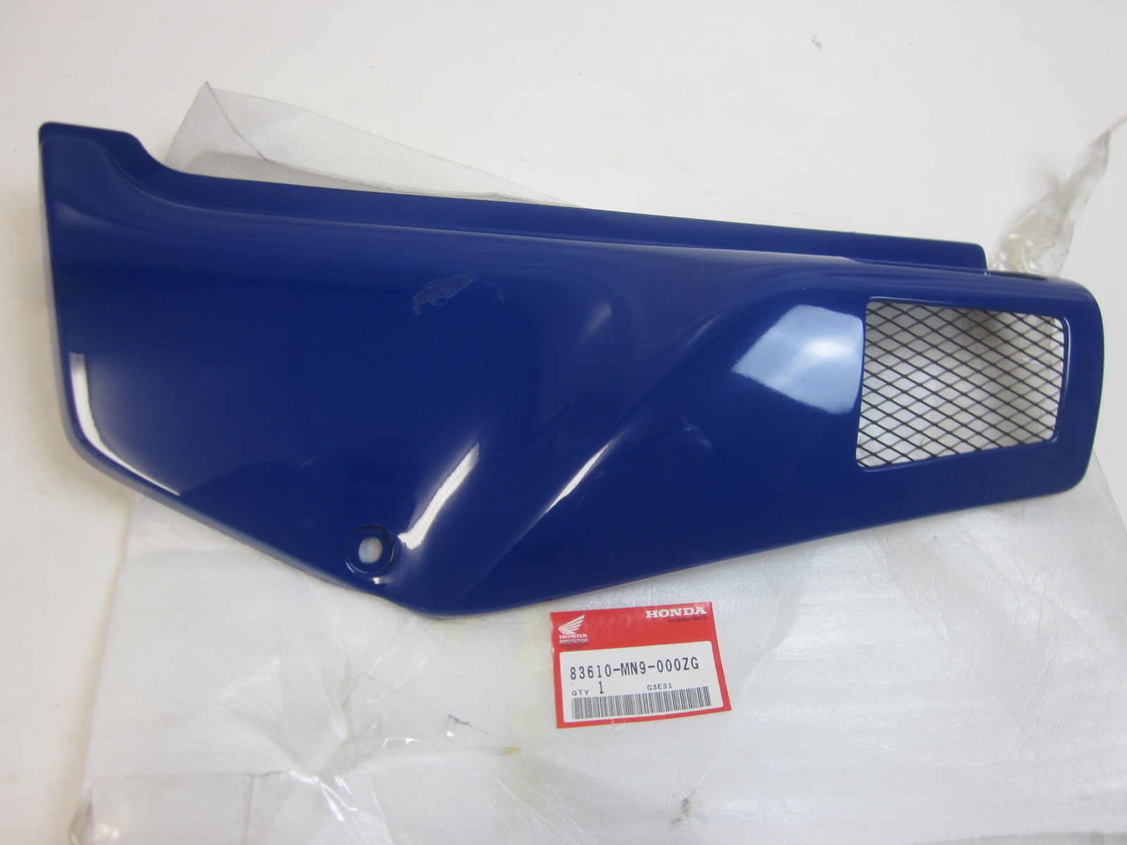 Picture of SEITENDECKEL  83610-MN9-000ZG  NX500 Dominator