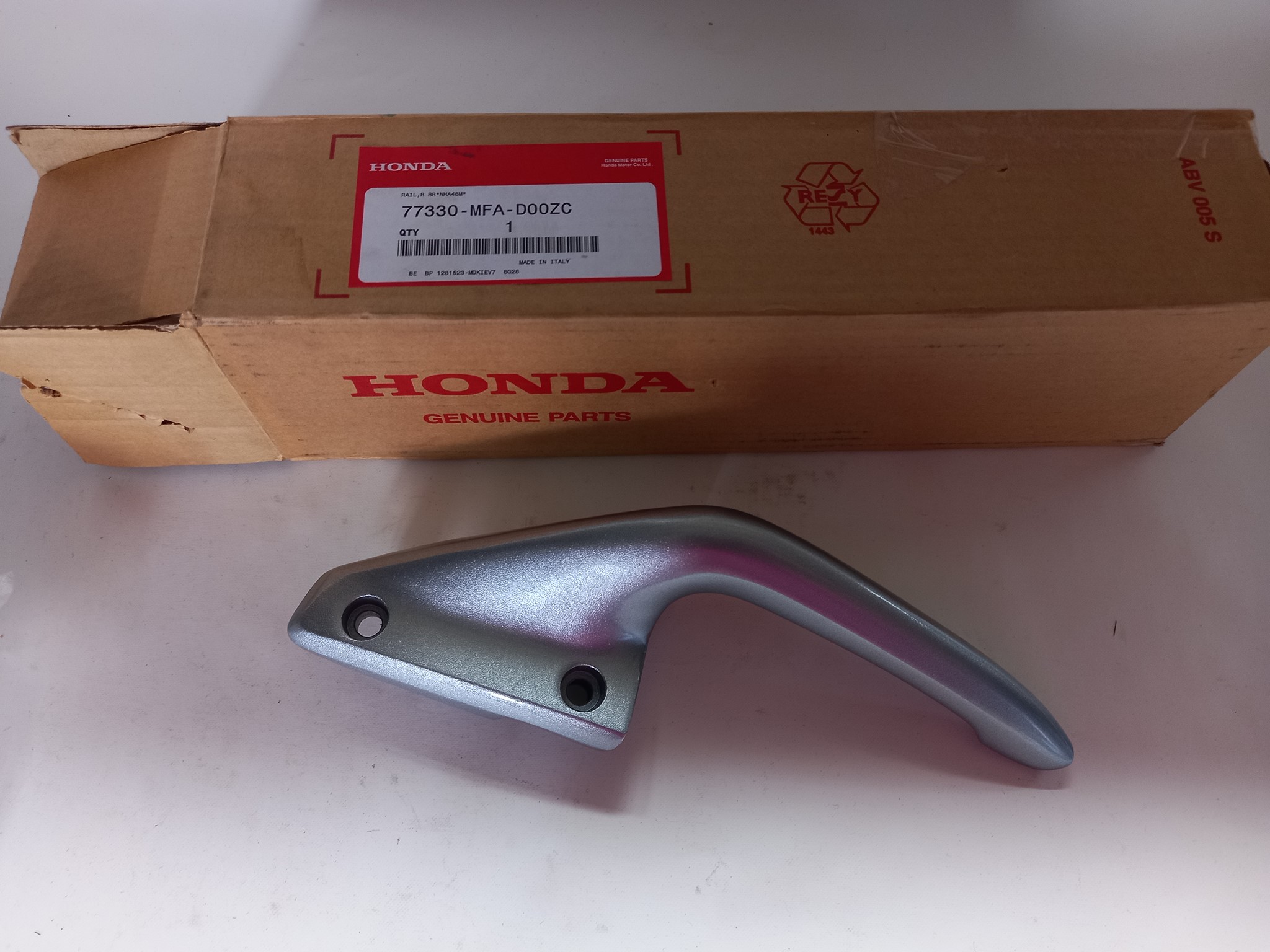 Picture of Honda  HALTESCHIENE, R. H. *NHA4  77330-MFA-D00ZC
